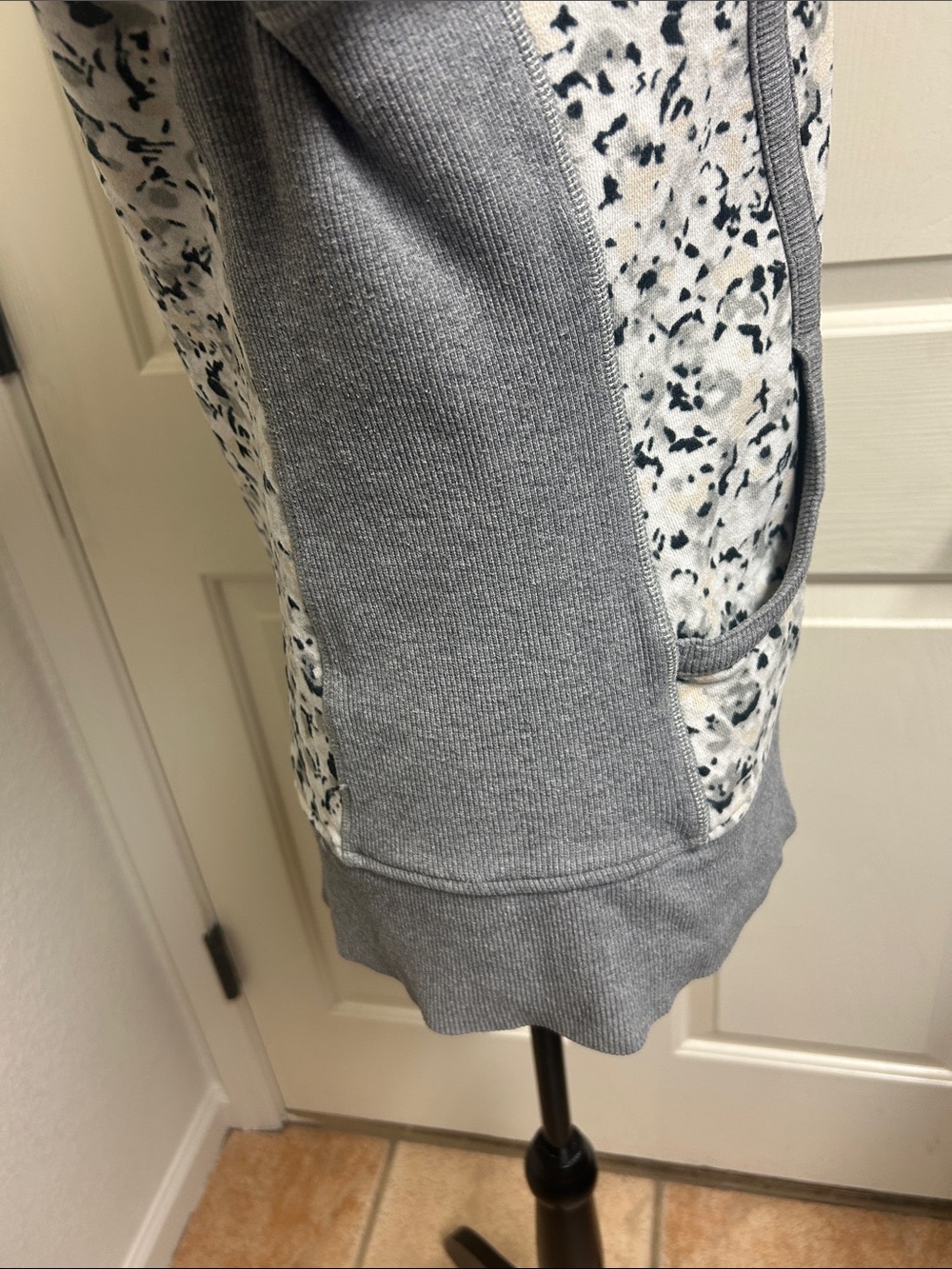 Lululemon Scuba Hoodie II in Not So Petite Fleur Silver Spoon / Heathered, Med - Picture 9 of 10